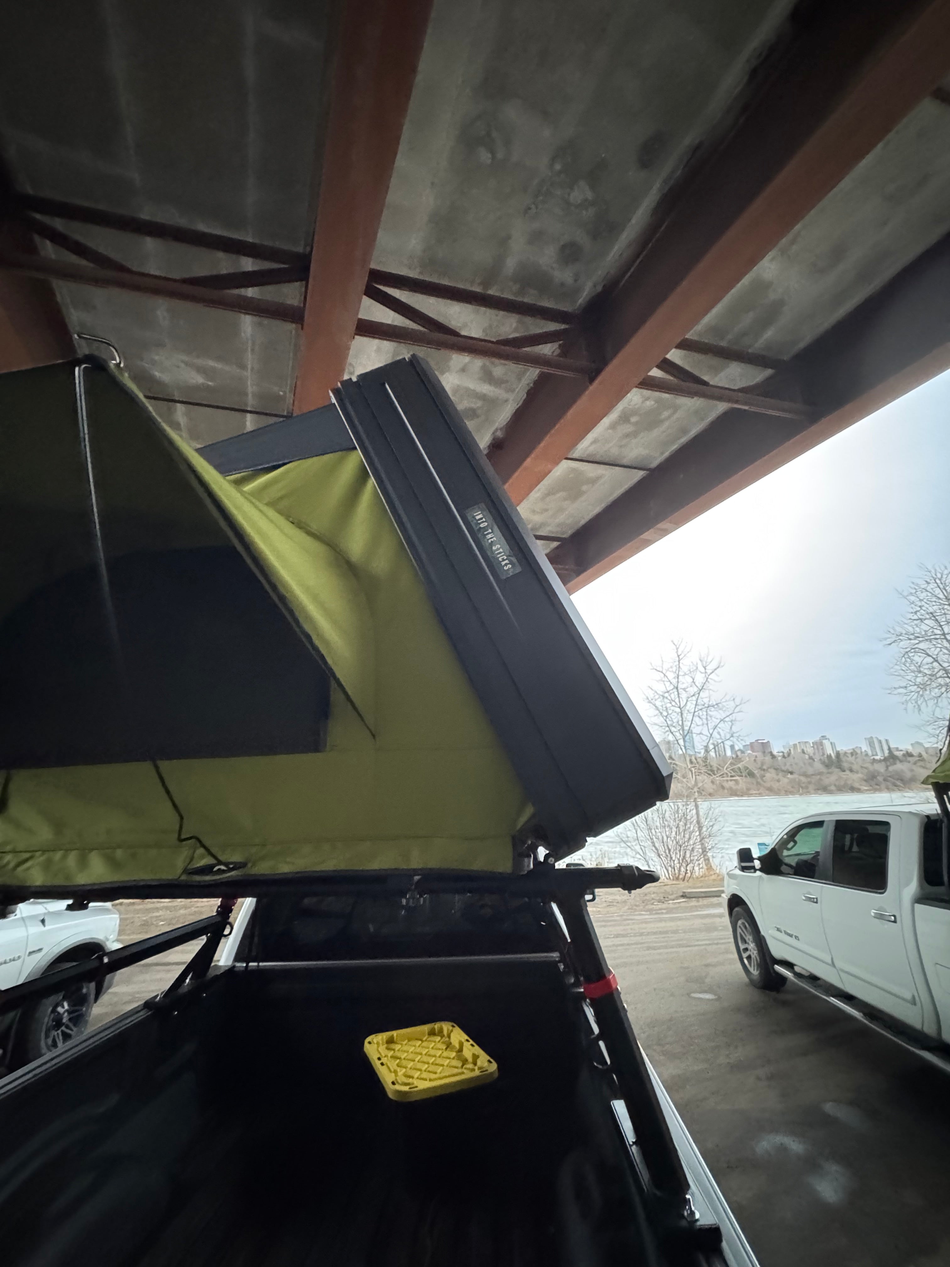 The Countryside XL Hard Shell Rooftop Tent - 3-4 Person