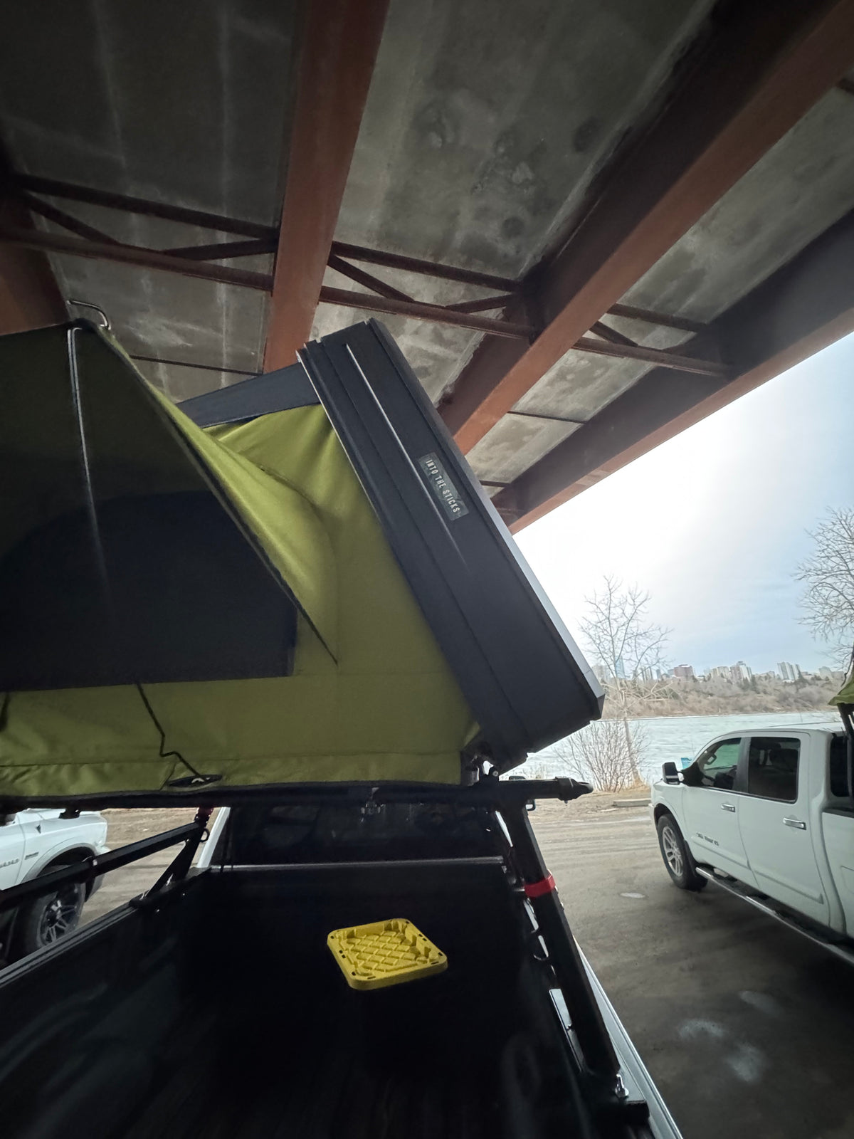 The Countryside XL Hard Shell Rooftop Tent - 3-4 Person