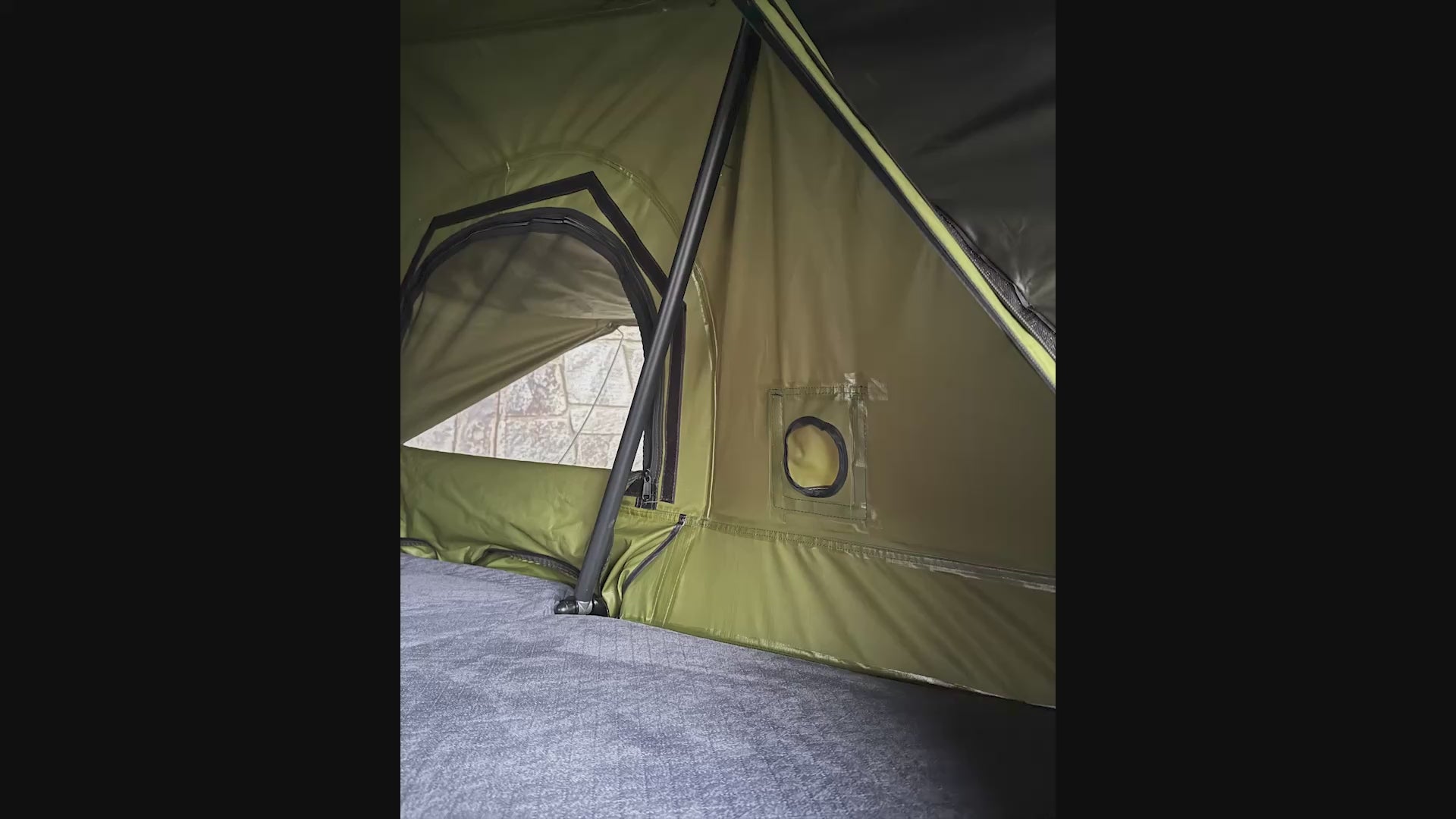 The Countryside XL Hard Shell Rooftop Tent - 3-4 Person