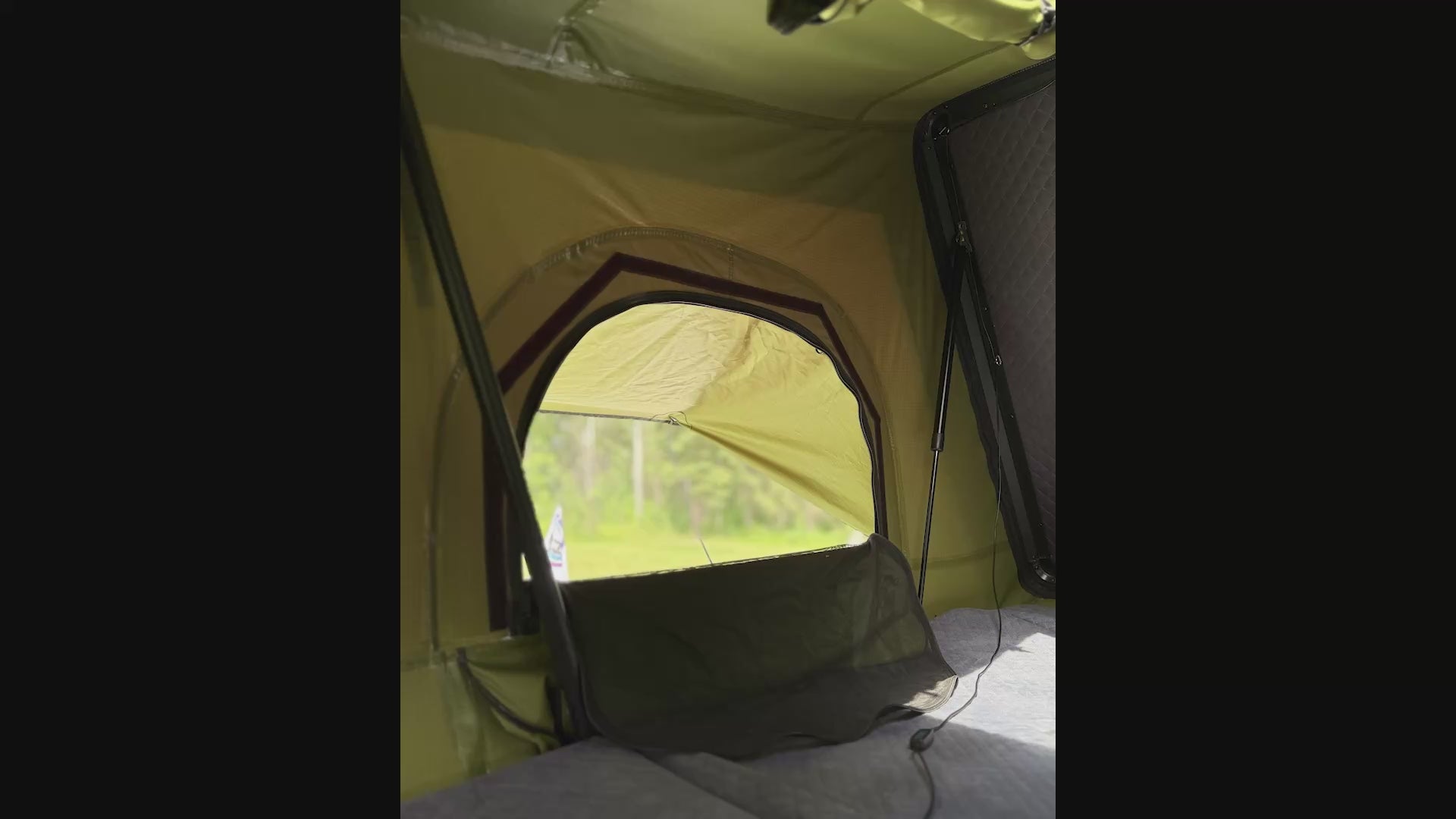 The Countryside XL Hard Shell Rooftop Tent - 3-4 Person