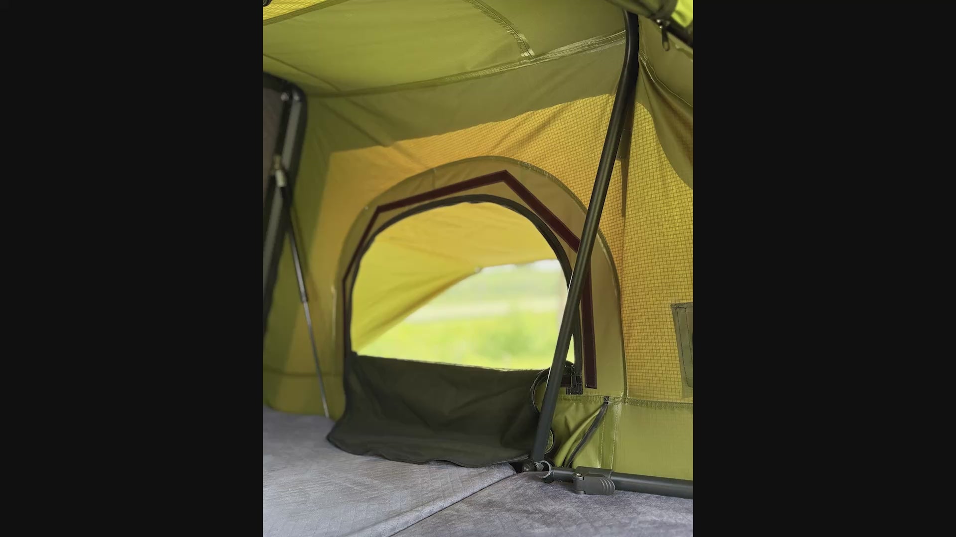 The Countryside XL Hard Shell Rooftop Tent - 3-4 Person